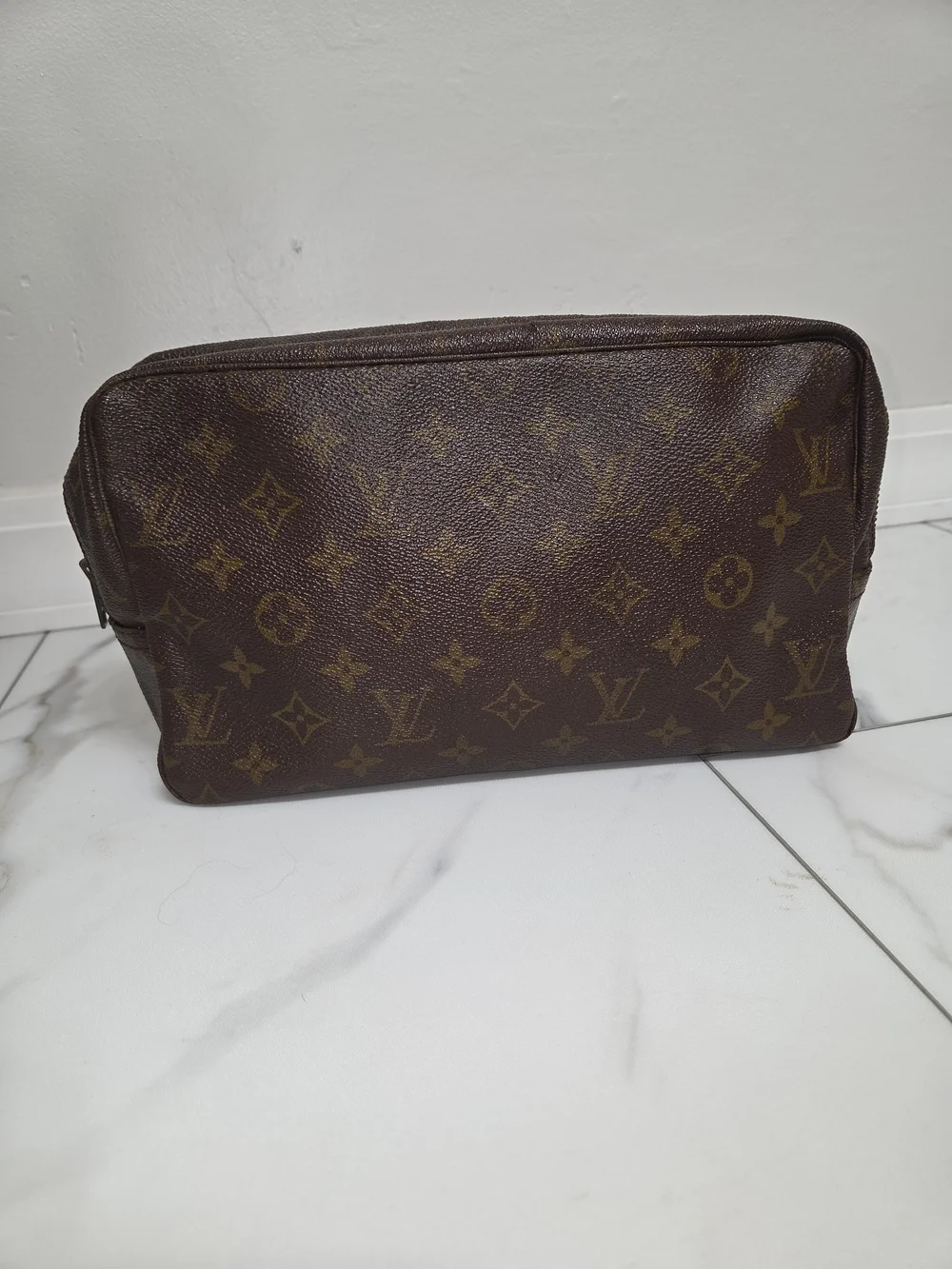 Vintage Authentic Louis Vuitton Monogram Trousse 28 Toiletry Pouch